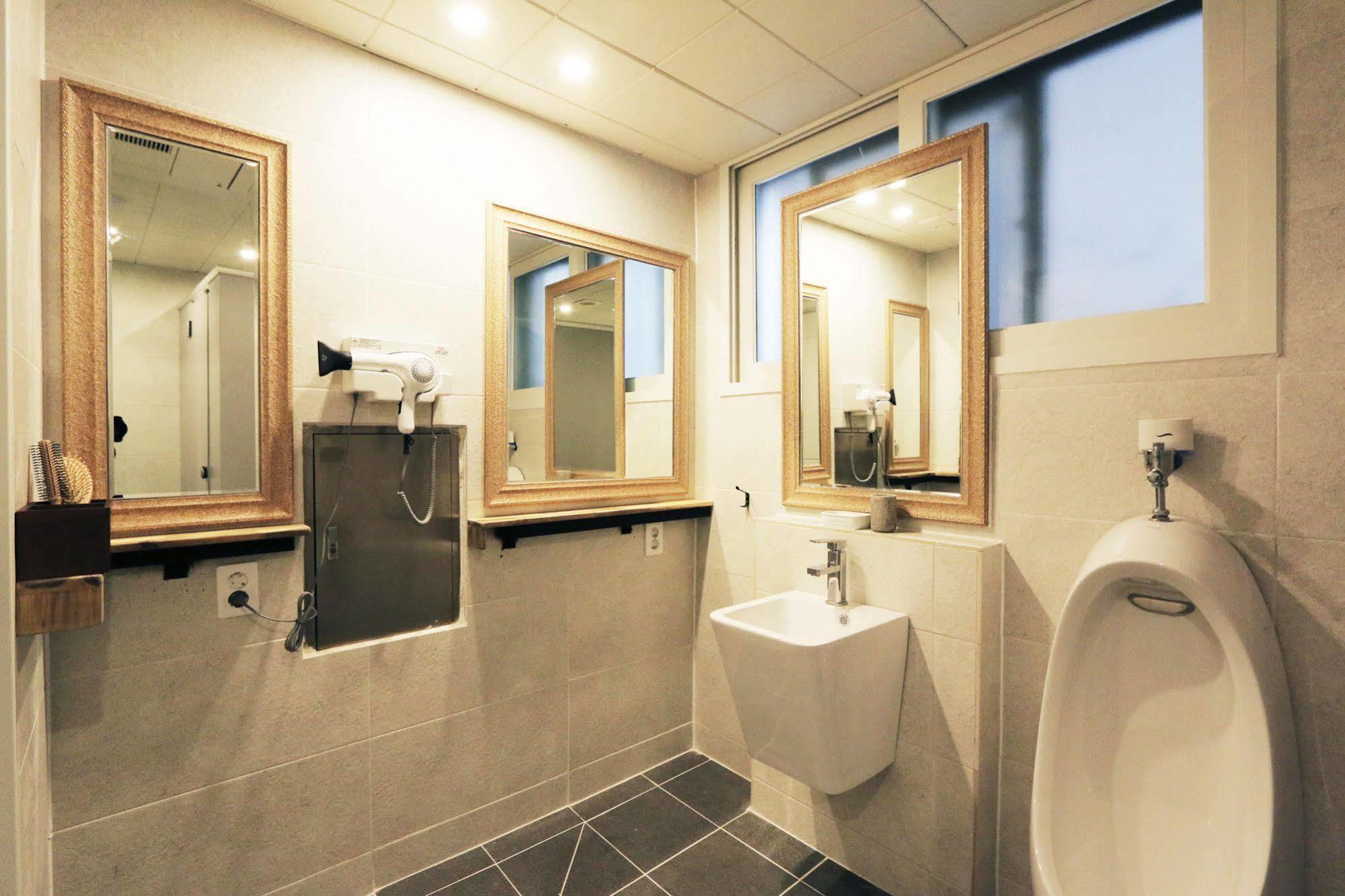 Blueboat Hostel Чонджу Екстериор снимка